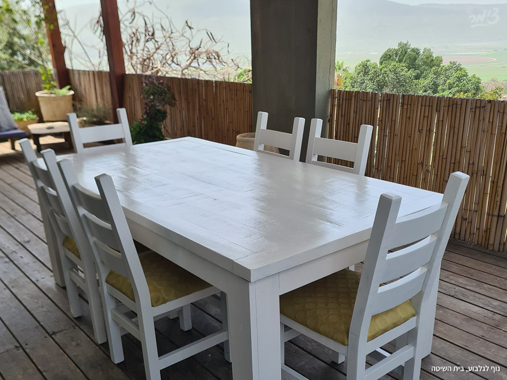 צימר נוף גלבוע  פינת אוכל סוויטת הגלבוע המפוארת