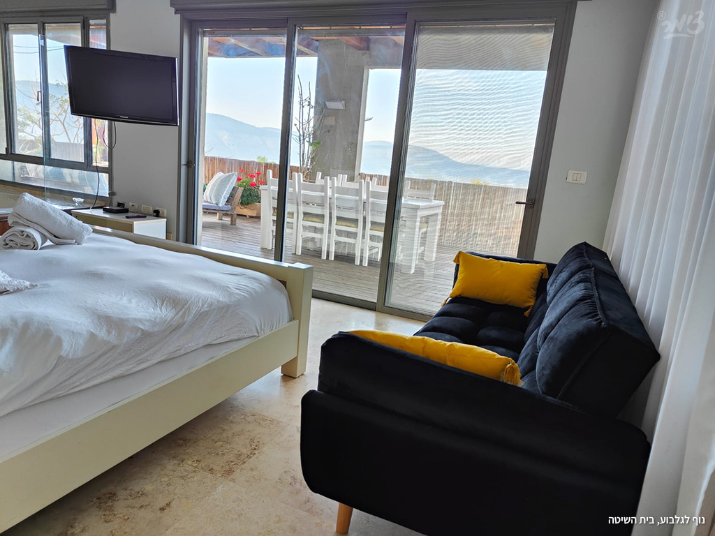 צימר נוף גלבוע סוויטת הגלבוע המפוארת ספה