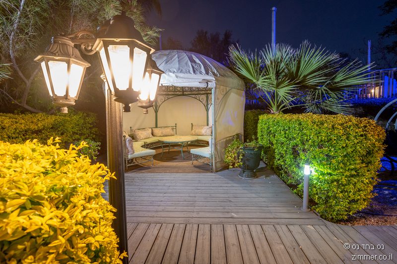 נס בחד נס צימרים בחד נס חדר  פינת ישיבה בחצר