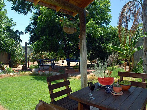 המערב הרגוע  - החצר