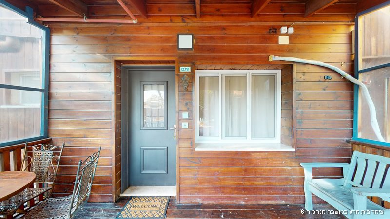 צימר בית זורע במנחמיה בקתת יותם מרפסת