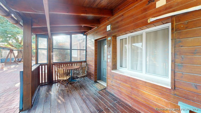 צימר בית זורע במנחמיה בקתת יותם מרפסת