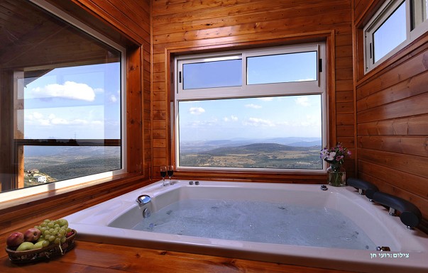 גקוזי מפנק הצופה אל הנוף המרהיב בסוויטה זוגית/משפחתית מפוארת