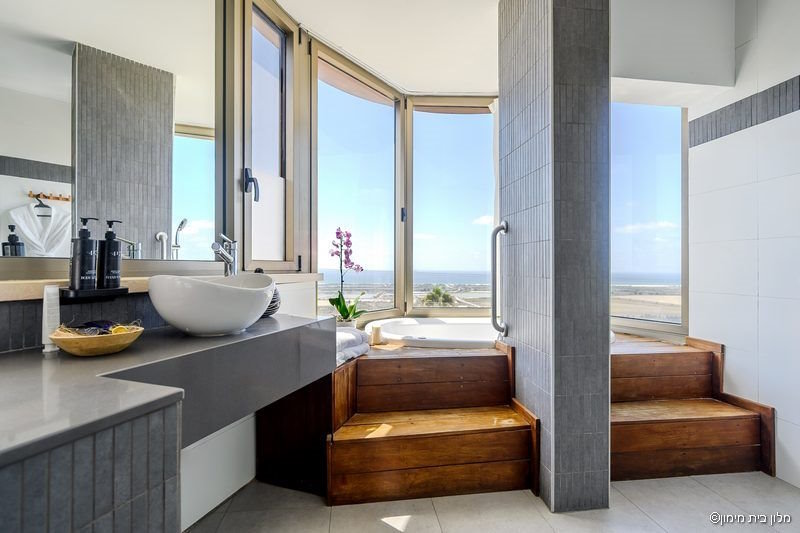 חדר רחצה מול נוף הים בחדר סופריור מלון בית מימון