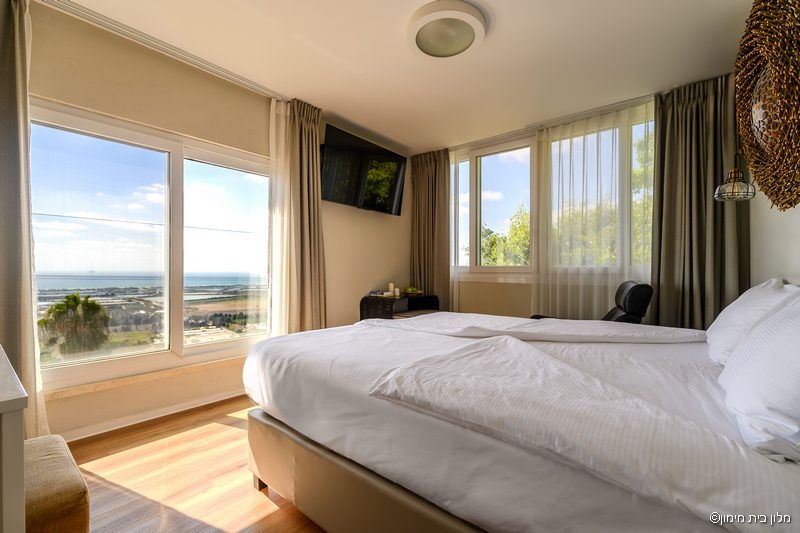 חדר סופריור עם נוף לים במלון בית מימון בזכרון יעקב