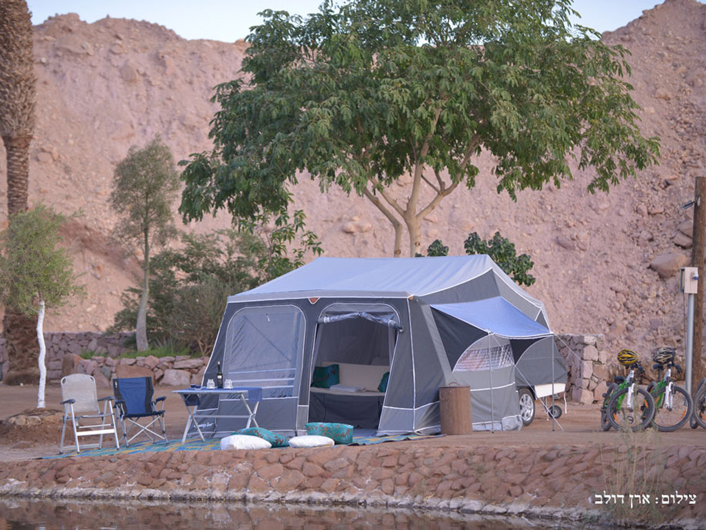 אוהלים מאובזרים בפארק תמנע
