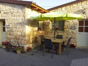 החצר%20של%20קובי%20-%20בקתות%20אבן%20רומנטיות%20,%20זכרון%20יעקב