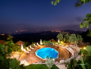 לוין  נוף מרהיב בקתות עץ עם בריכה ג'קוזי ואח אמירים