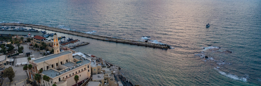 Rooms for rent and hotels in front of the Jaffa port in Tel Aviv