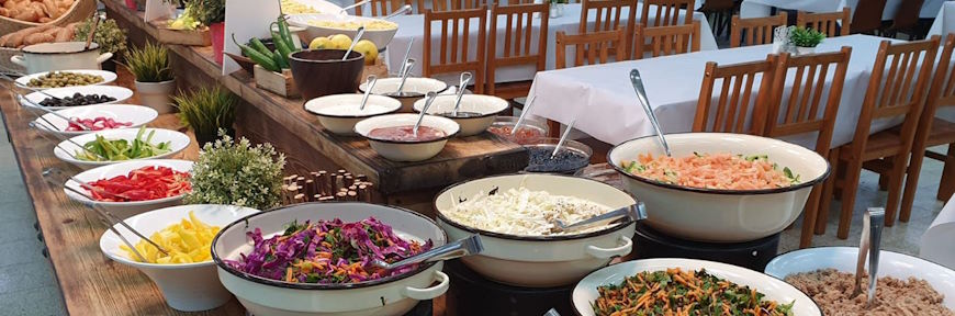 ארוחת בוקר ישראלית עשירה בקיבוץ מנרה