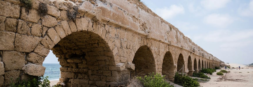 אמת המים (אקוודוקט)  וחוף הקשתות בקיסריה