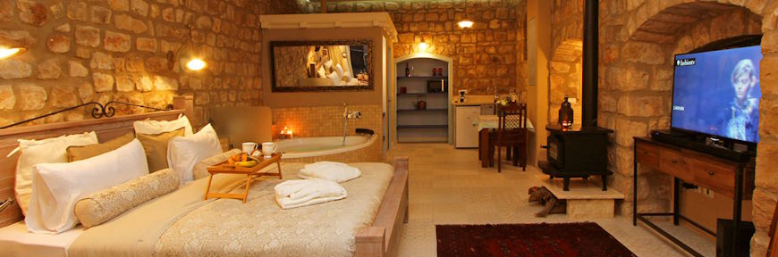 מלון בית האומנים ברובע העתיק בצפת - סוויטותצ עם בריכה וג'קוזי