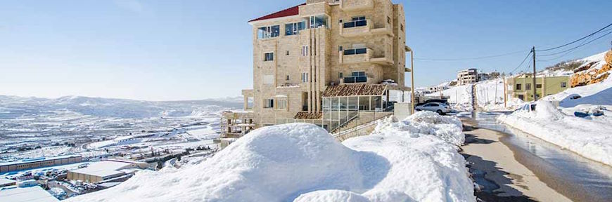 מלון מרכז ירח moon center  במגדל שאמס תחת מעטה שלג