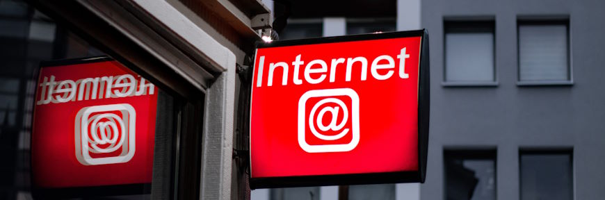 מתחמי אירוח הציעים גלישה חופשית באינטרנט ובכלל זה גם גישה אלחוטית wifi