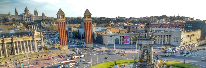 שני מגדלים - עותקים של מגדלי פעמון ונציאנים בברצלונה